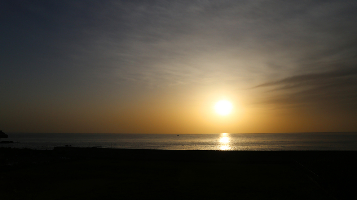 【越前海岸の夕陽】『夕陽百選』に選ばれた名所。思わず息をのむ絶景をお楽しみください