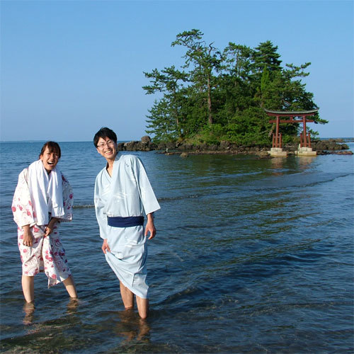 碧い透き通った海、恋路海岸を舞台に最高のロケーション。