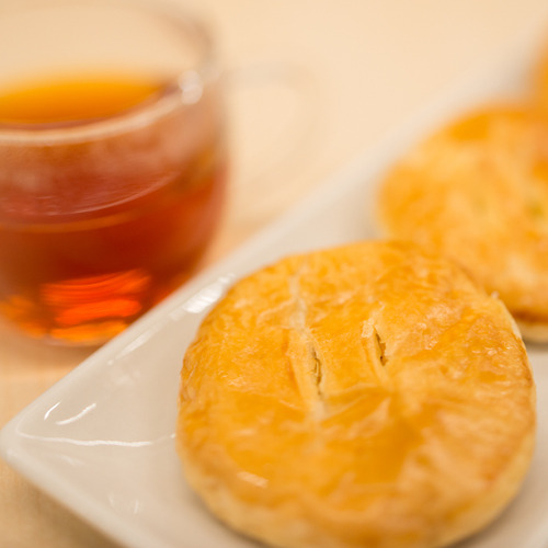 *大潟村特産のかぼちゃ餡をバターたっぷりのパイ生地で包み込み、甘さ控えめな手づくりパイです。