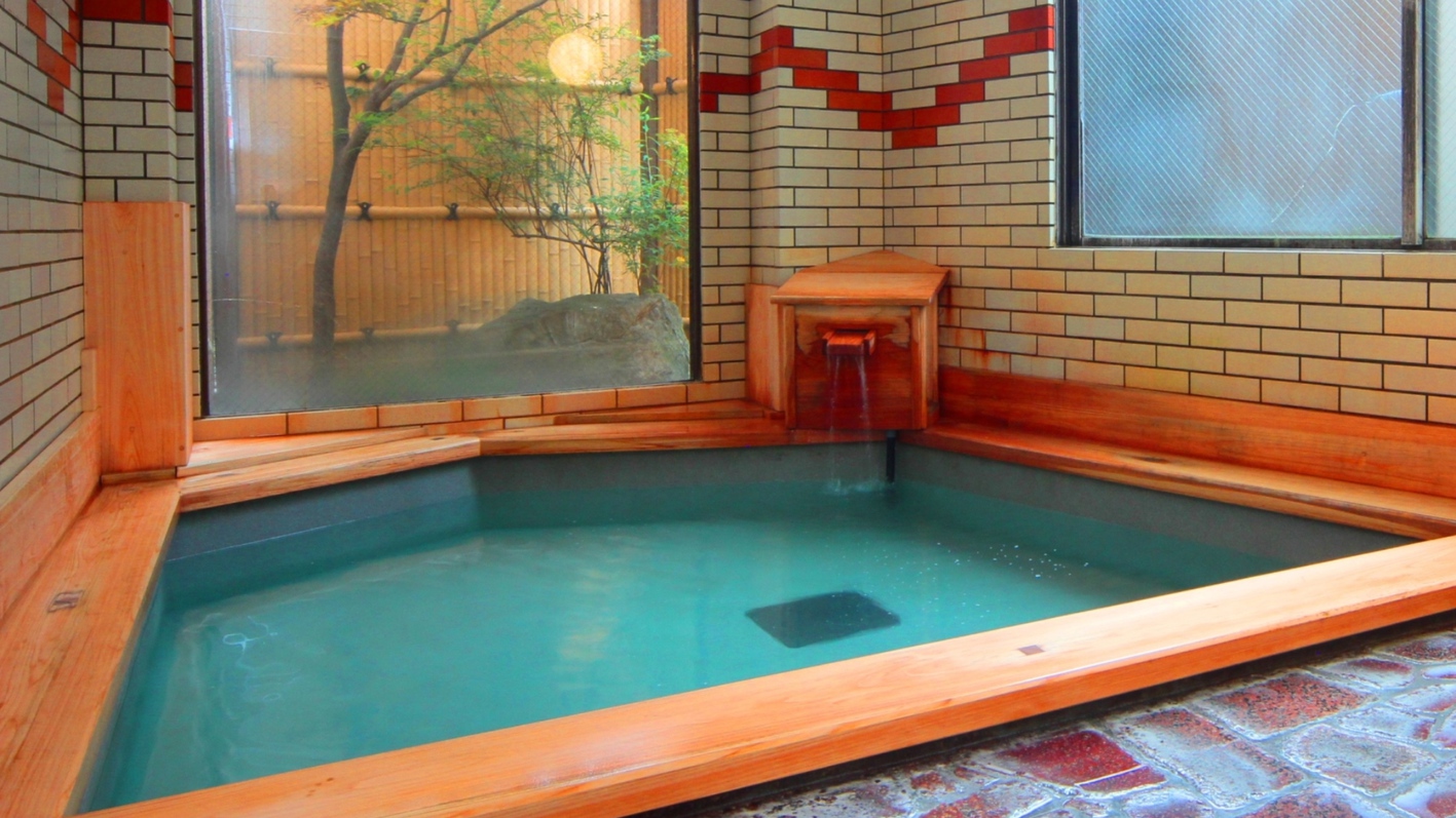 殿の湯は檜風呂。源泉掛流しの温泉！24時間入浴が可能です♪