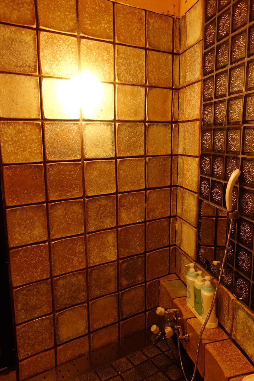 ＜お風呂一階２：今は製造していない綺麗な陶板タイル＞