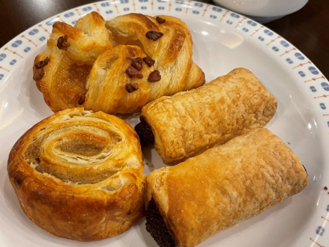 焼きたてパン（シナモンロール、チョコデニッシュ、メープルビーガン）