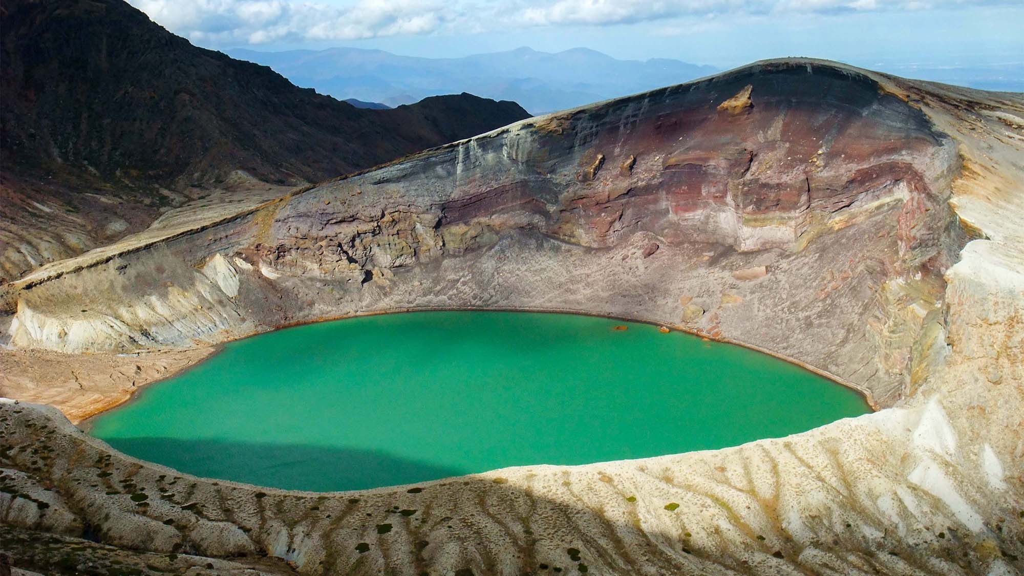 ・観光名所の「御釜」は噴火でできた窪地に水が溜まった火口湖