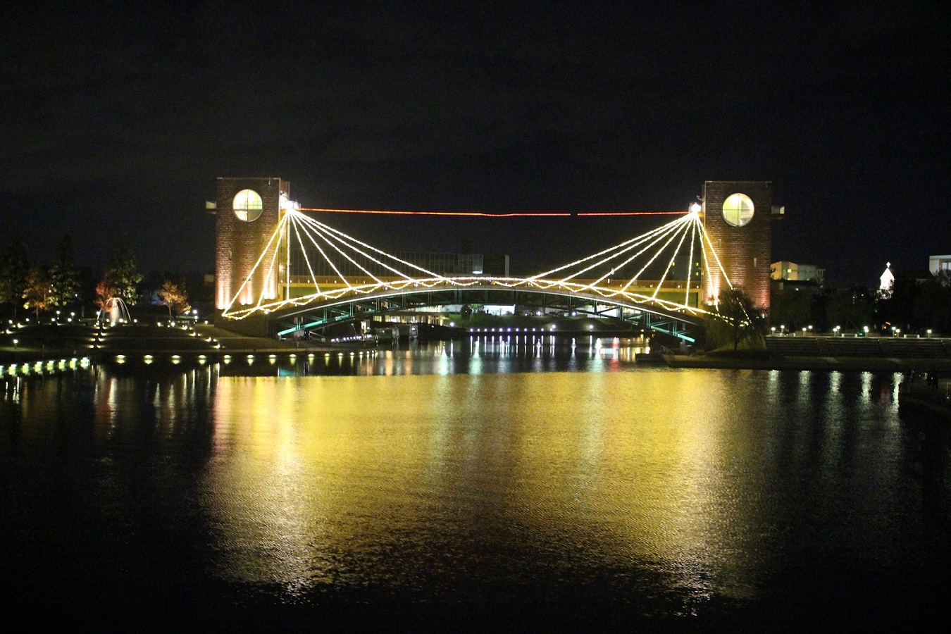 富岩運河環水公園（ふがんうんがかんすいこうえん）