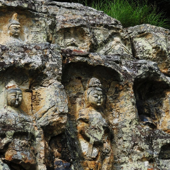 観光地：岩谷観音信夫山の中腹の岸壁に掘られた60体以上の磨崖仏群。