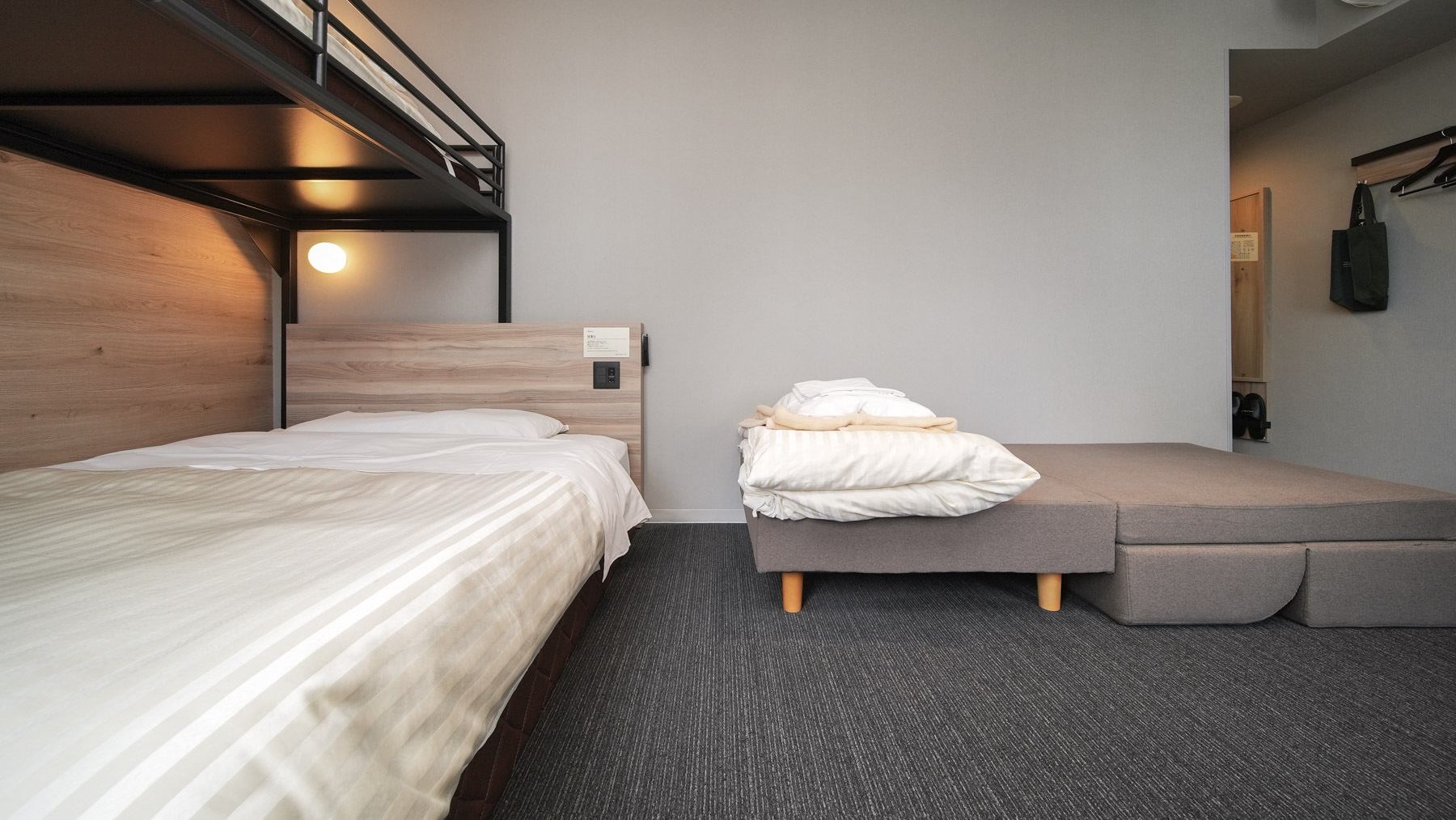 ワイドベッドとロフトベッドに、90cm幅のソファベッドが１台あるお部屋です