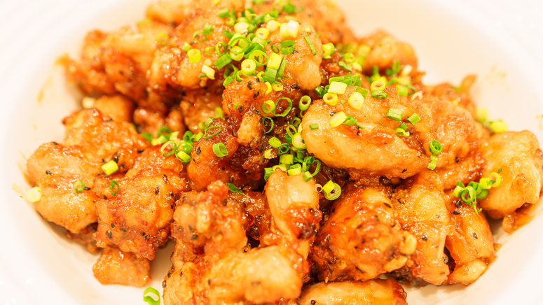 【おかず】 黒胡麻甘だれスパイシーチキン（日替わりメニュー）