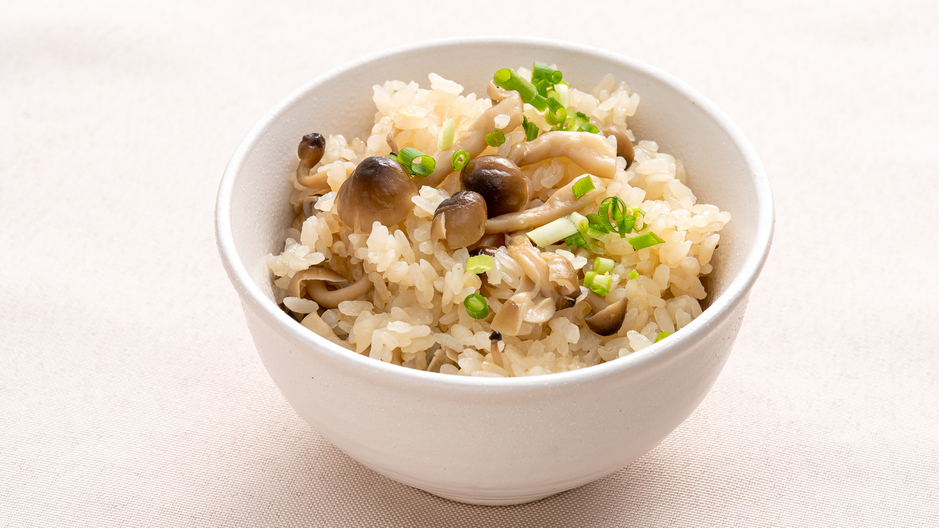 【ごはん】 さっと煮しめじ炊き込みごはん（日替わりメニュー）