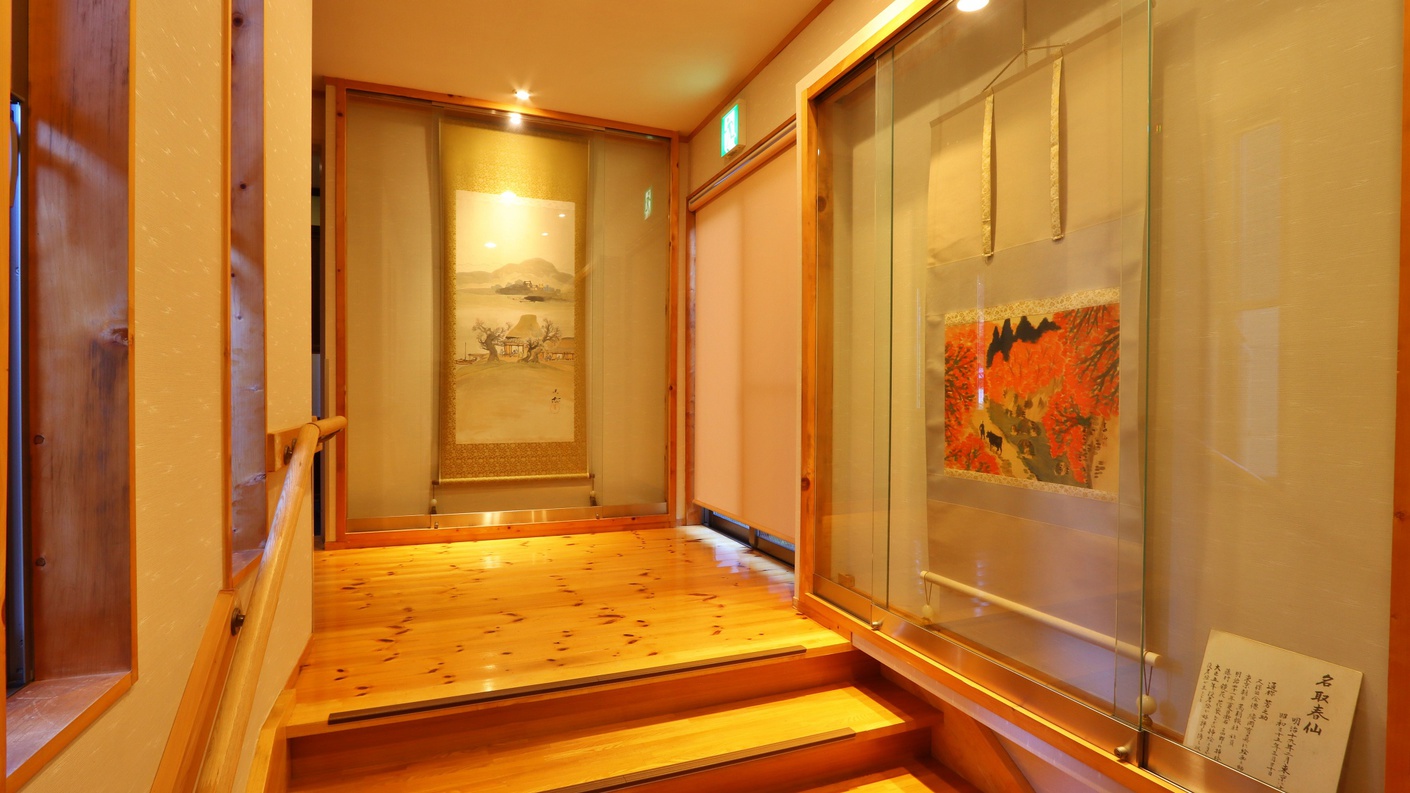 晩霞亭_お部屋までの廊下には掛け軸などが飾られています