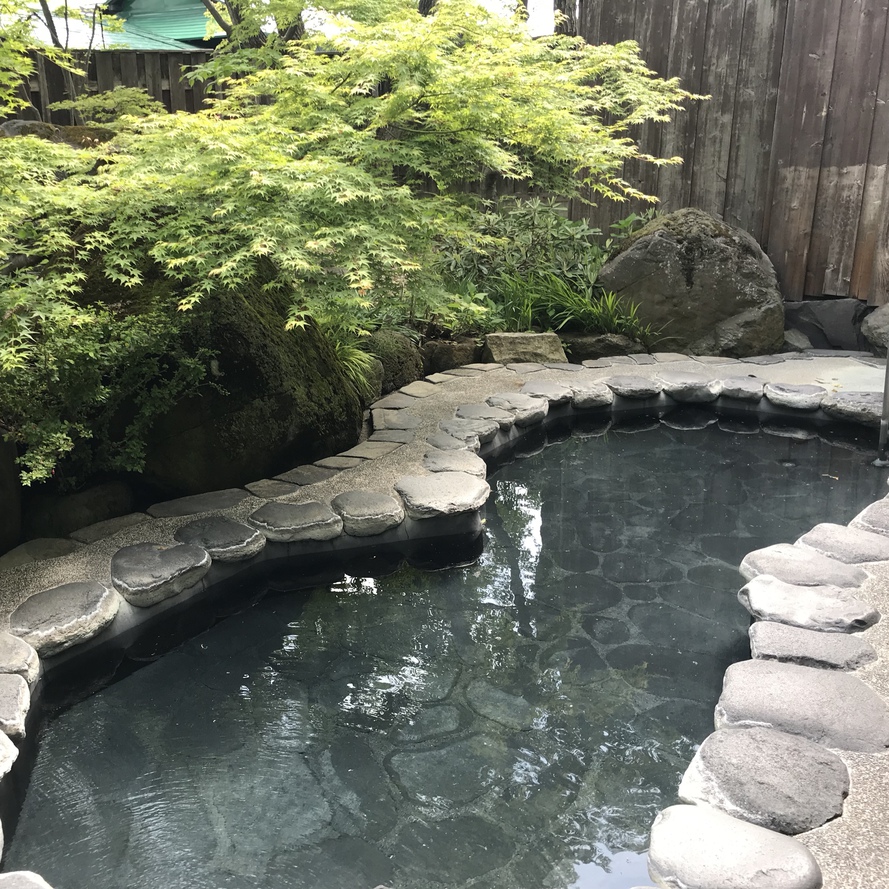 新緑の岩露天風呂