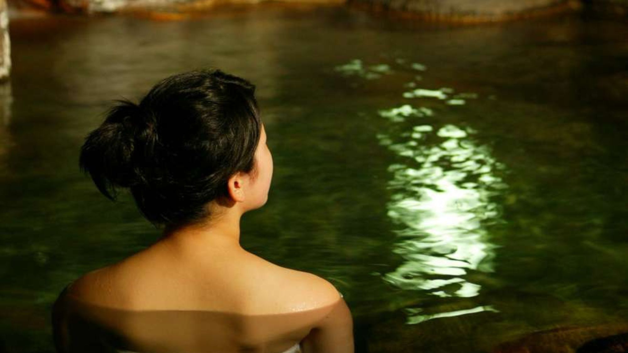 【入替制浴場紺碧の湯】夜は月の下で湯音を聴きながら朝は木漏れ日を肌で感じながら