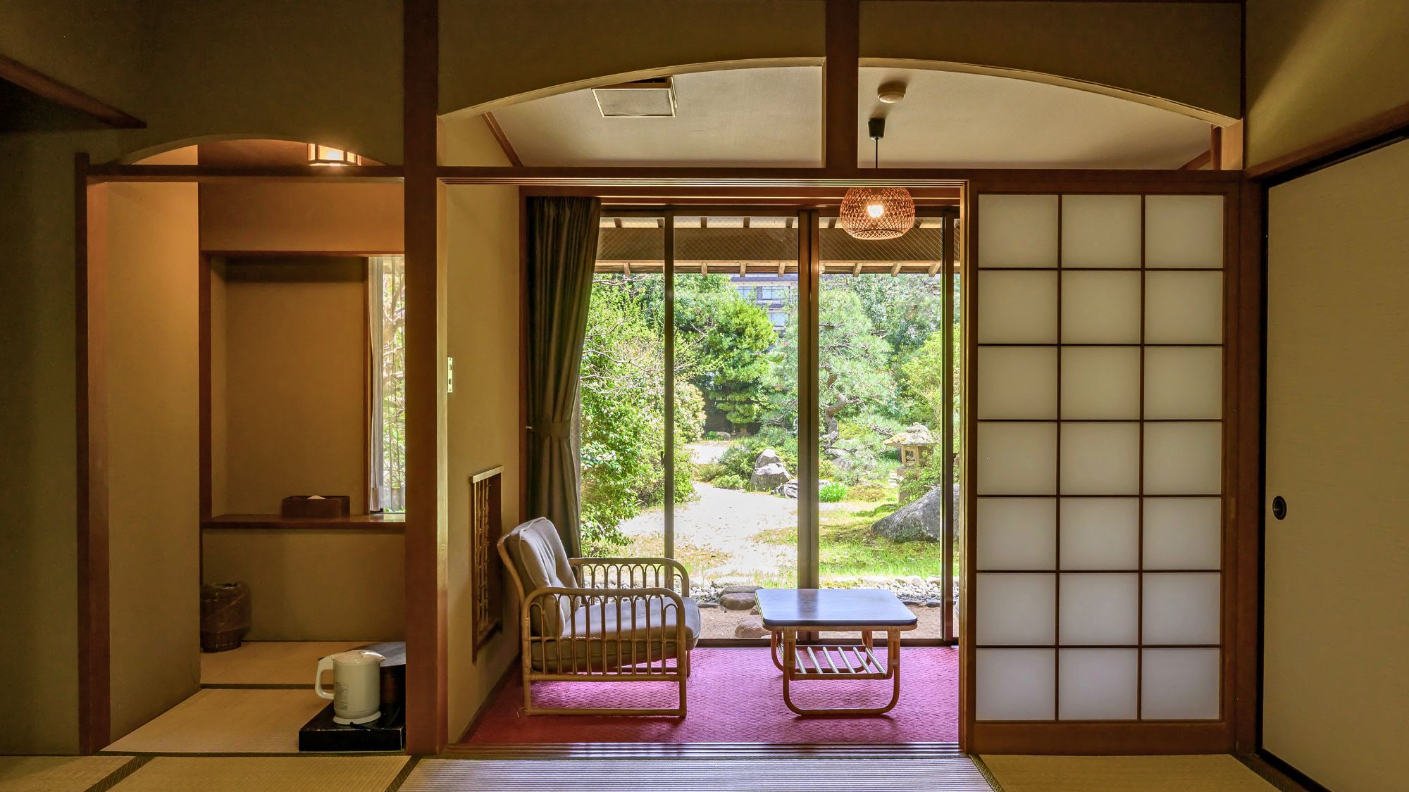 【開花亭／庭園付き客室】時間ごとにその色を変える、庭園からの眺めにうっとり。