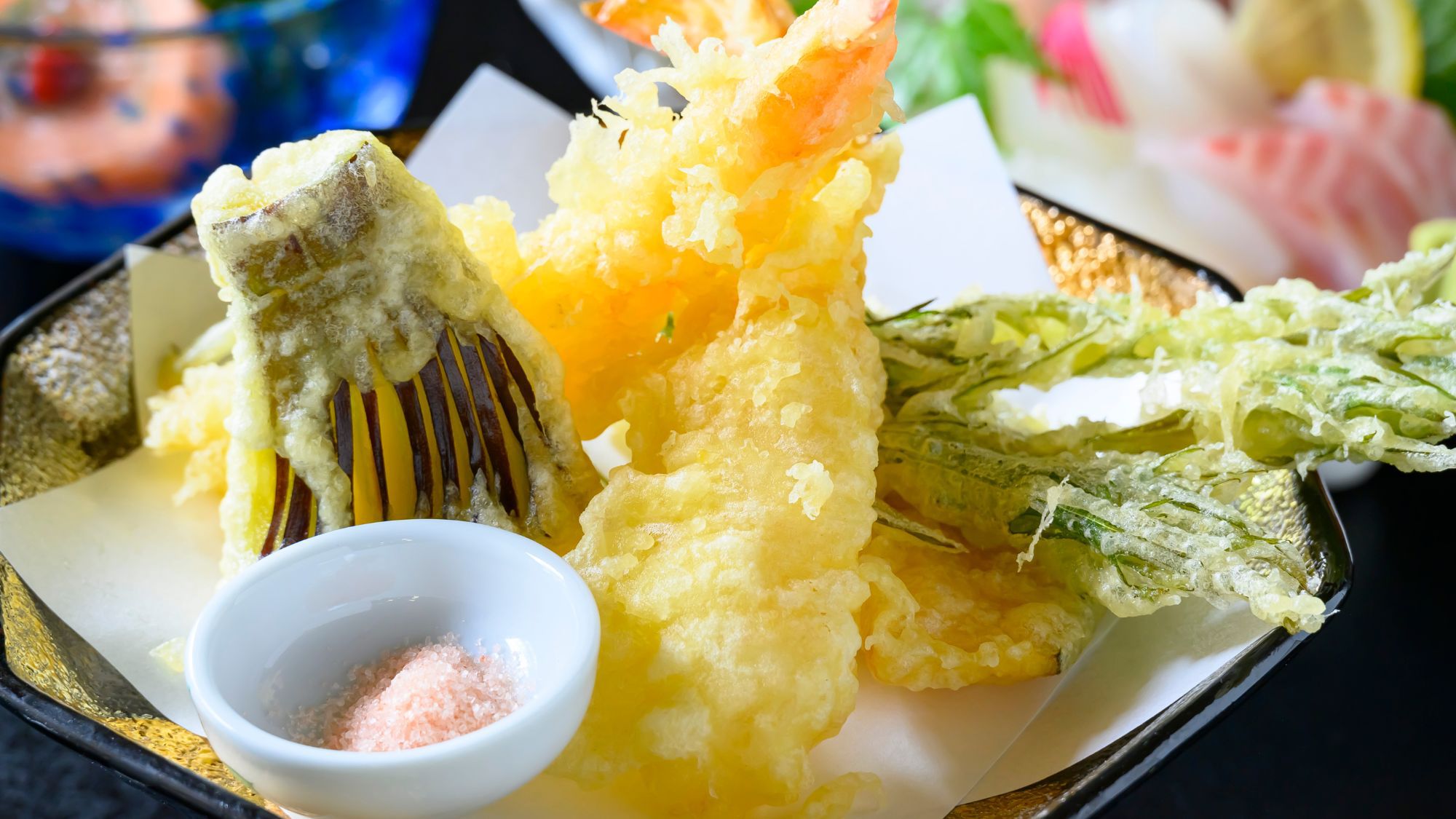 旬の食材を天婦羅に。揚げたてサクサクをご賞味ください。