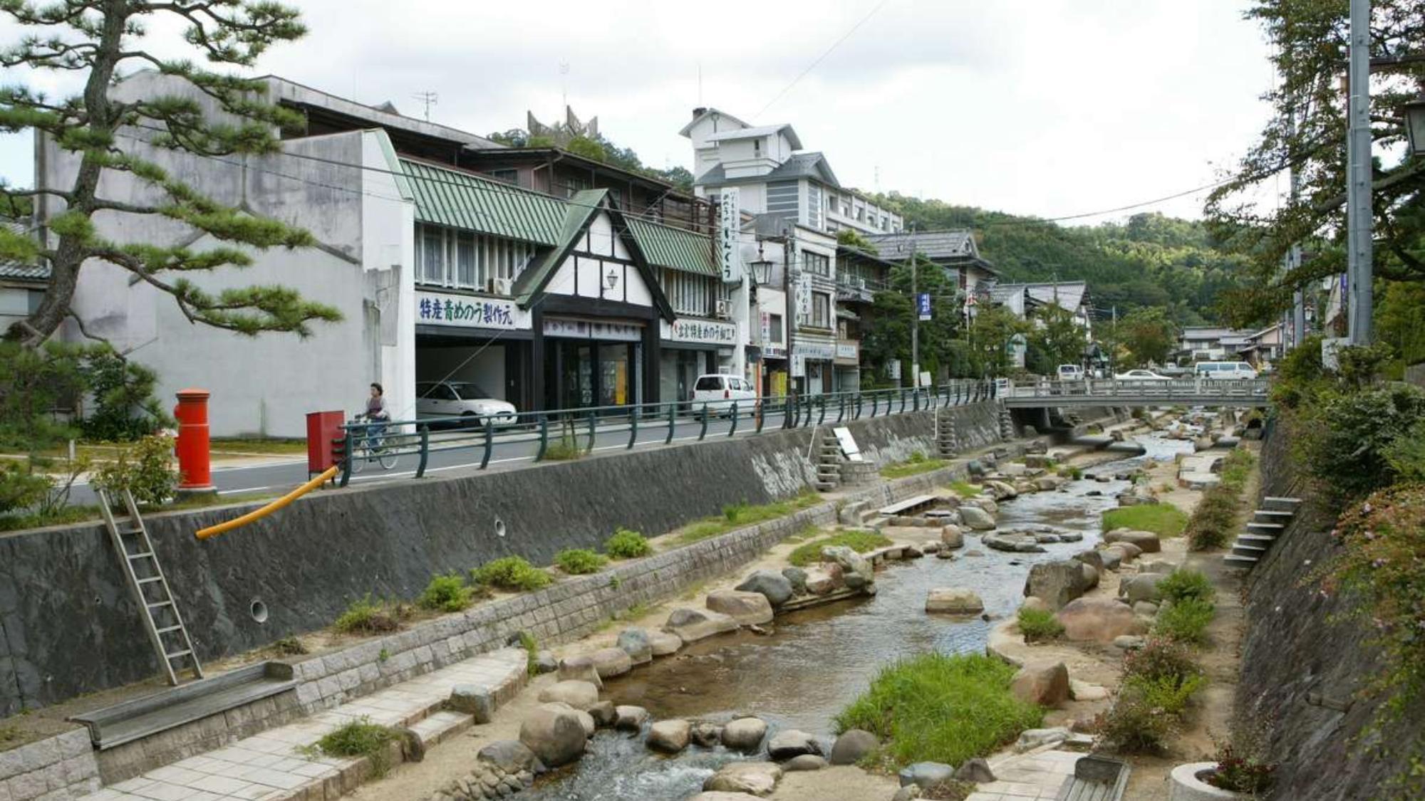 【四季亭〇寛ぎの和室】全室、温泉街の中心を流れる玉湯川に面しています。