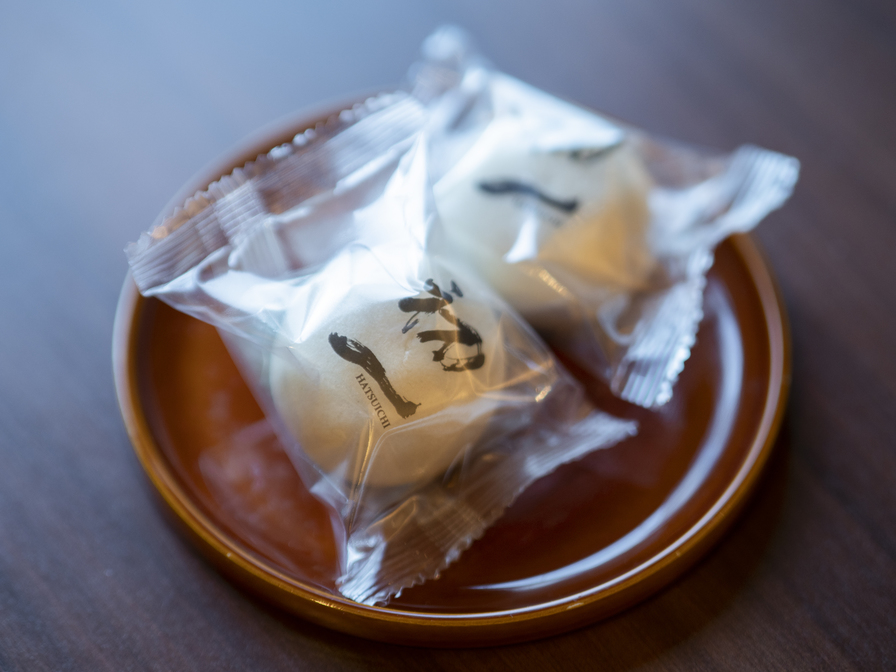 客室お茶菓子（当館オリジナル酒粕饅頭）