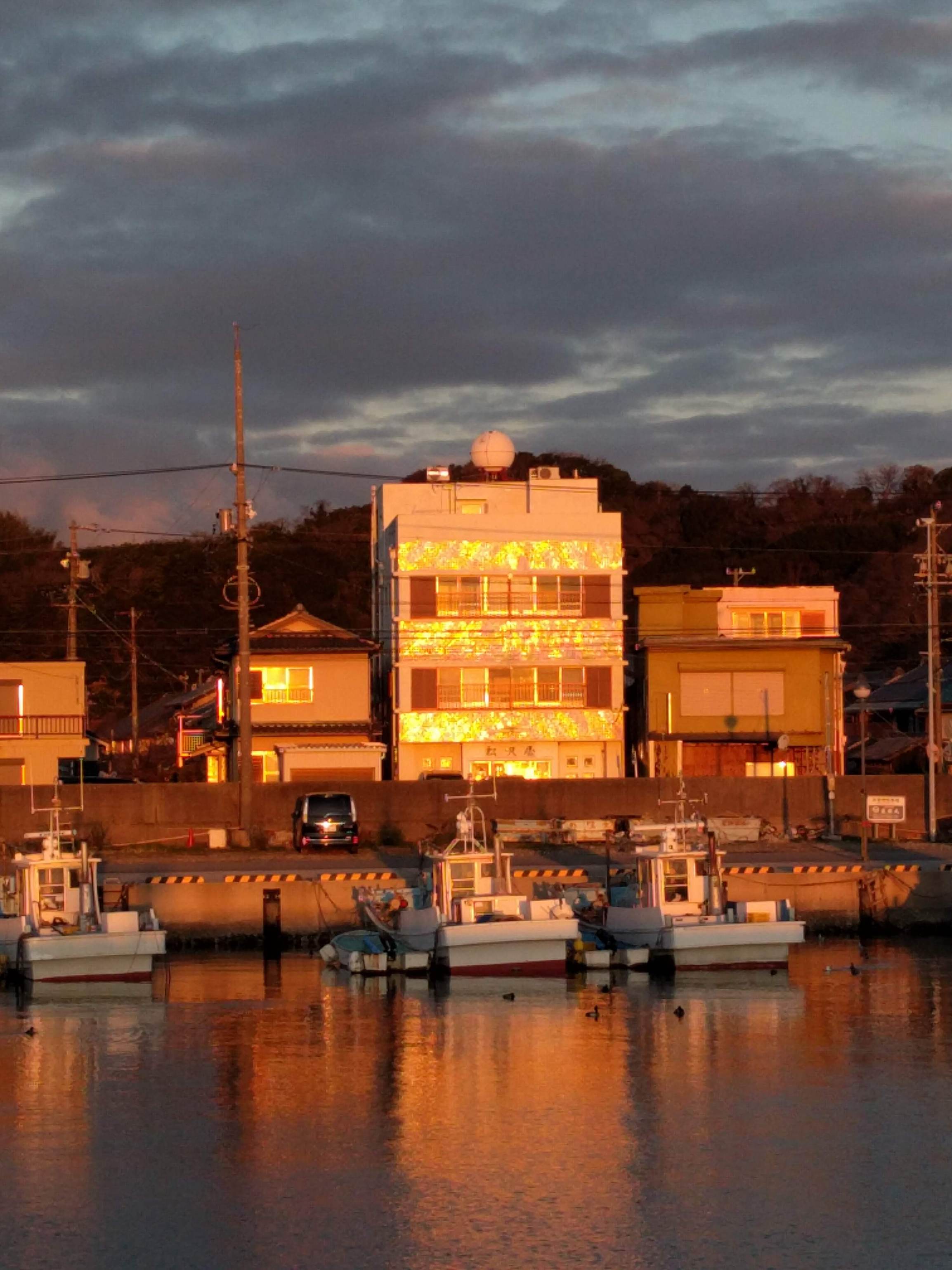 朝日に照らされる「旅館 松沢屋」