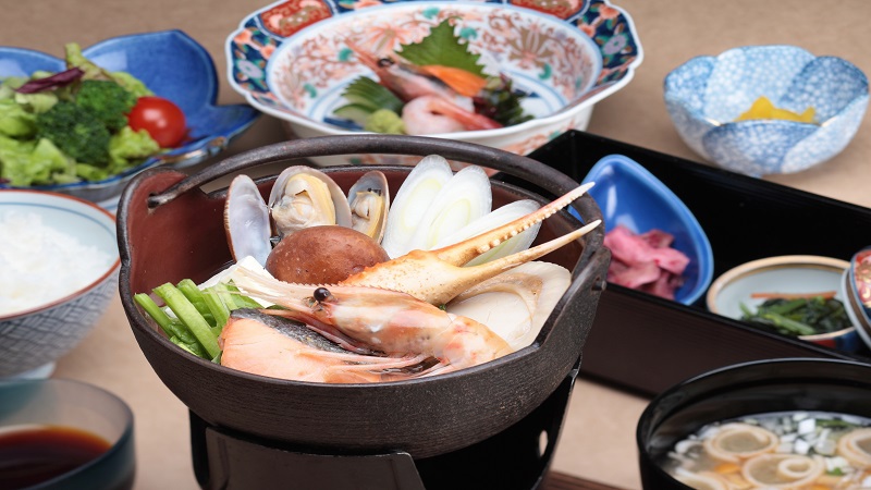 夕食『海の幸 石狩鍋定食』ずわい蟹、帆立、鮭などの海の幸がたっぷり♪