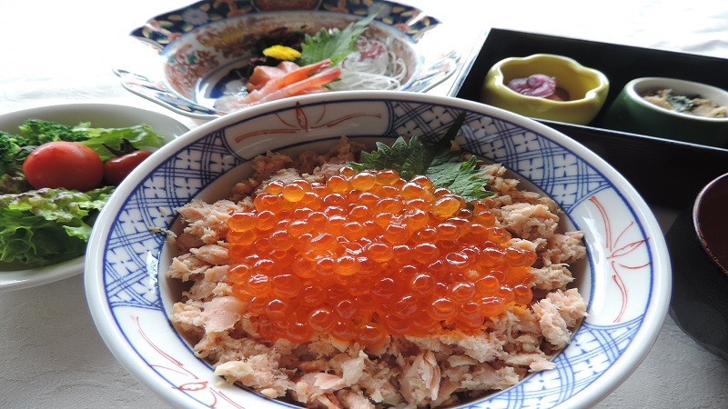 夕食『いくら丼』旬のいくらを贅沢に使用した定番の人気メニュー♪