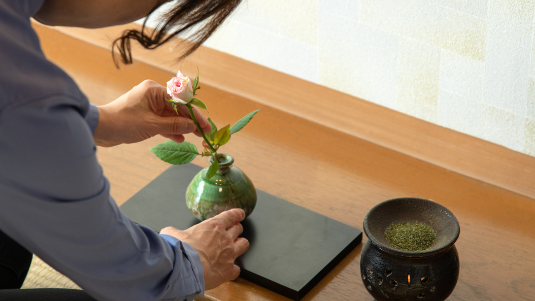 *【スタッフ】一部屋ずつ、薔薇の一輪挿しを毎日生けております