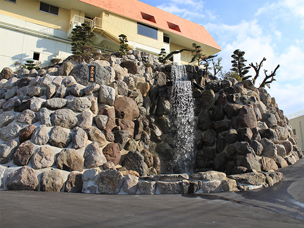 【豊洗乃滝】高さ14mの滝がお出迎え