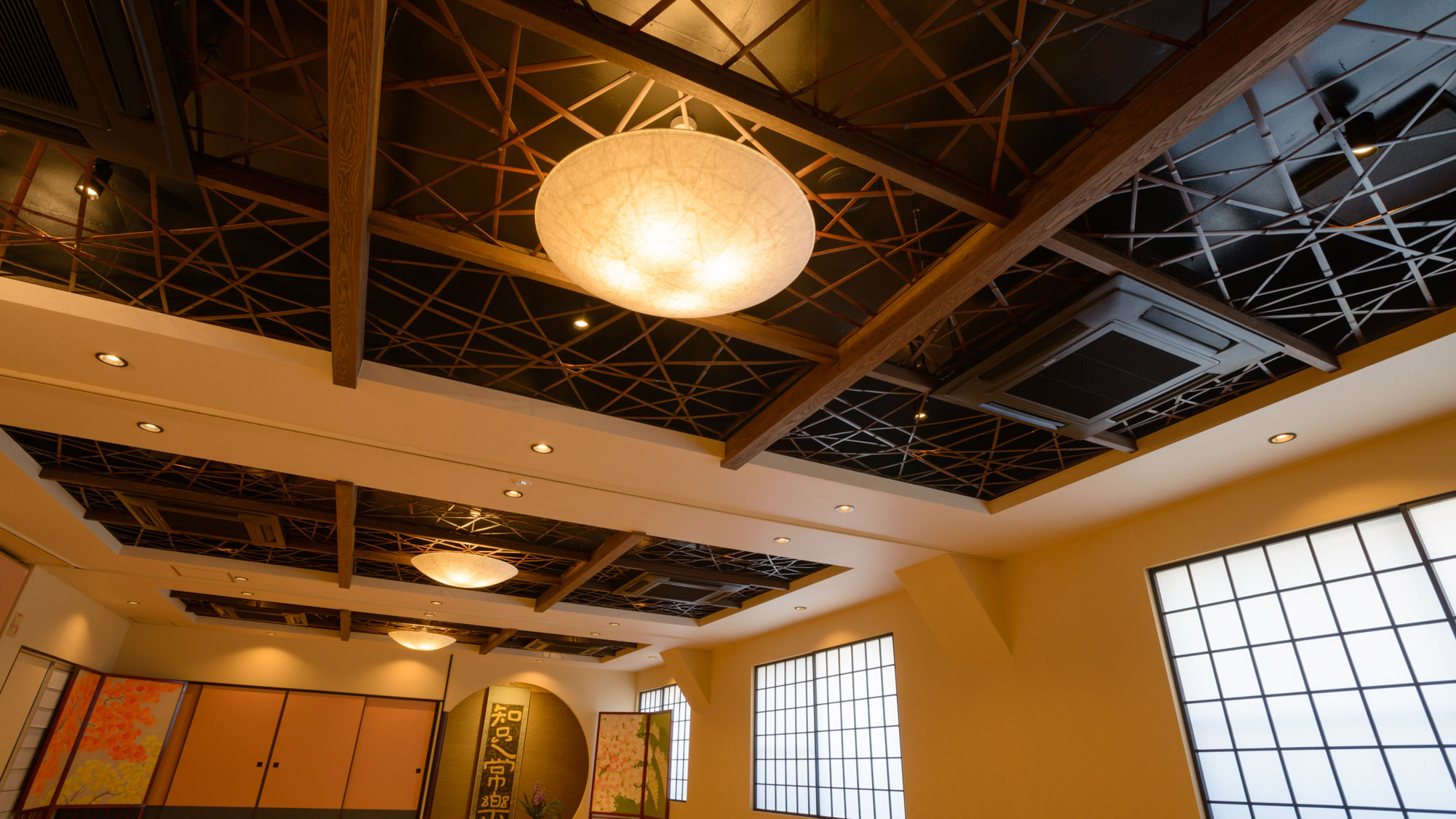・【大広間】竹の網目の天井がアクセント、モダンさが非日常を演出します