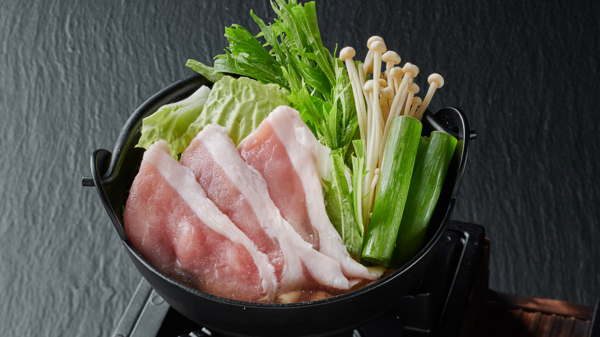 ・【お料理】新鮮なお肉とたっぷりのお野菜の小鍋は卓上コンロにのせてお出しします
