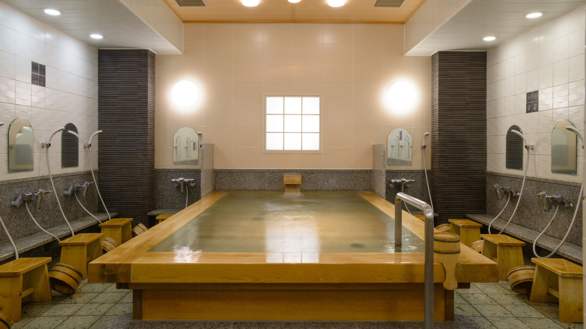 ・【大浴場】女湯は明るくモダンなデザイン。床には天然の青石を使用しています
