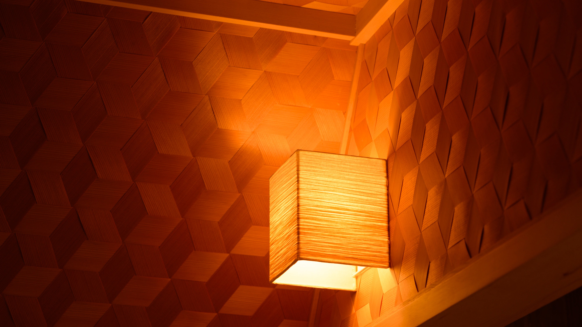 ・ 【ハイクオリティルーム・亀甲】温かみのある暖色の照明が、お部屋をやさしく照らします