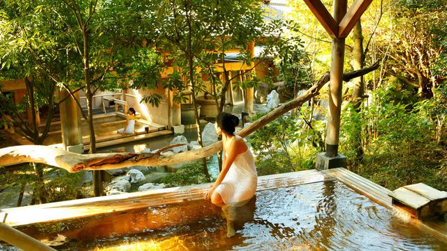 【大浴場 檜露天風呂】源泉かけ流しの檜露天風呂は高アルカリ性で通称「美肌の湯」と呼ばれる