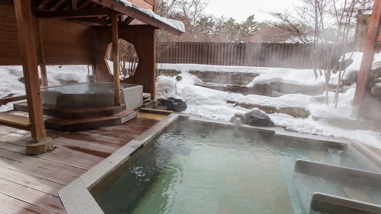 草津の冬景色は12月頃〜3月頃まで。雪の露天風呂をお愉しみください。