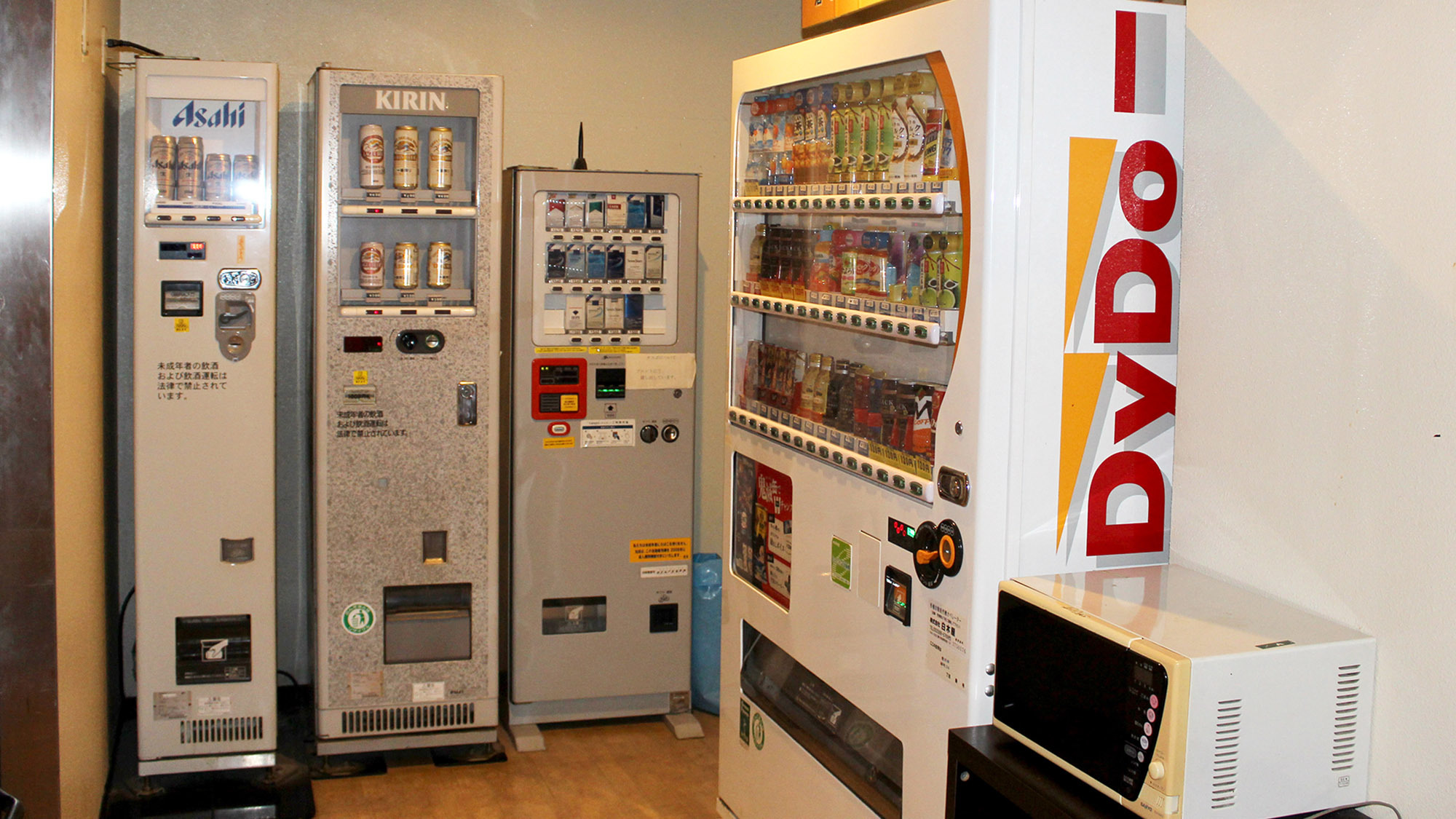 ・館内の自動販売機にはジュースやアルコールなど完備しています