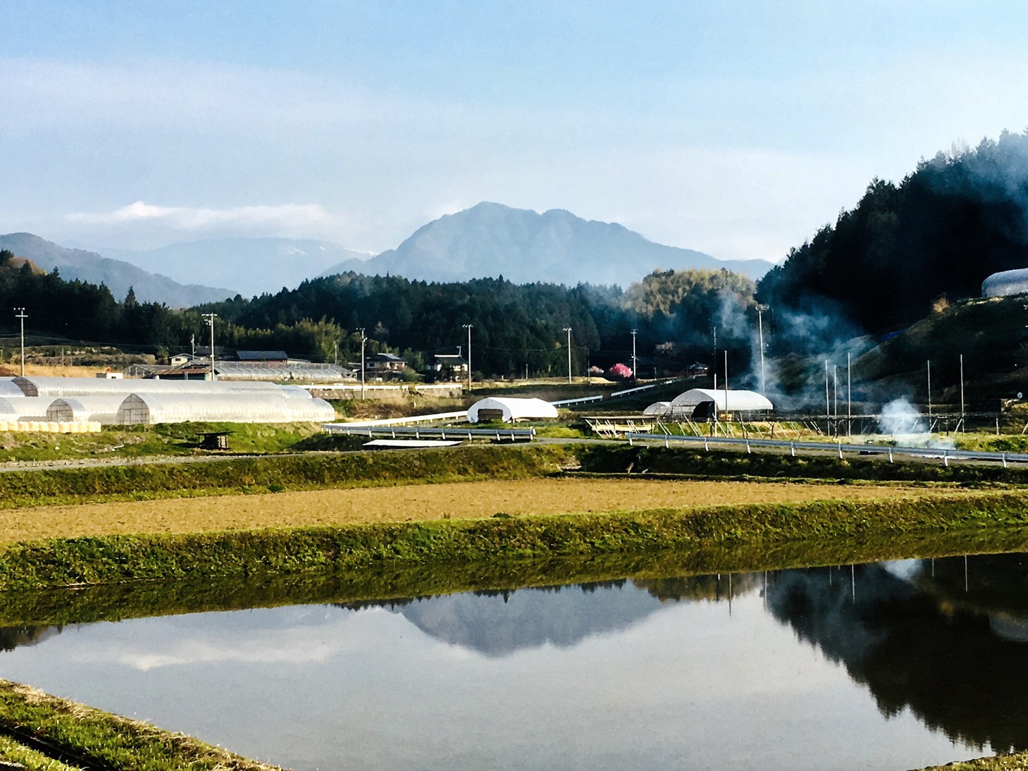 駐車場から見える飯田市のシンボル風越山
