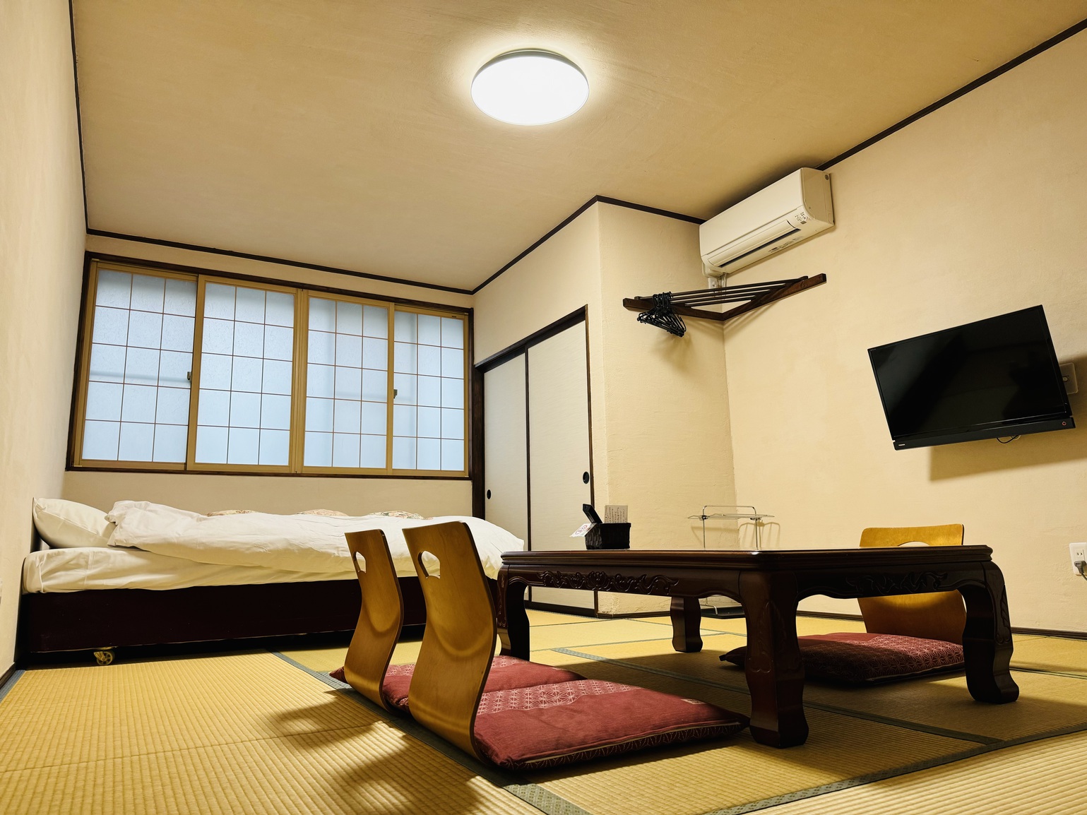 【ベッド付和室トイレ洗面付】 【和室8畳とツインベッド】