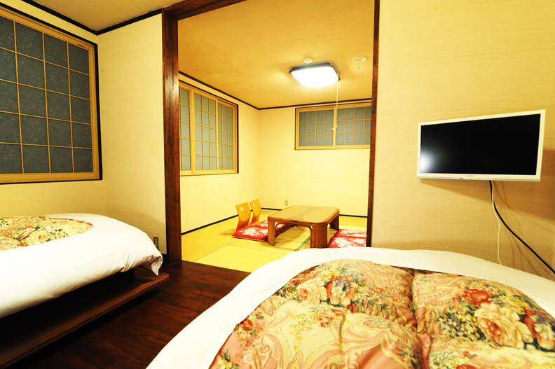和洋室ツインベット（11m2）+和室8畳間twin bed (11m2) +8 tatami 