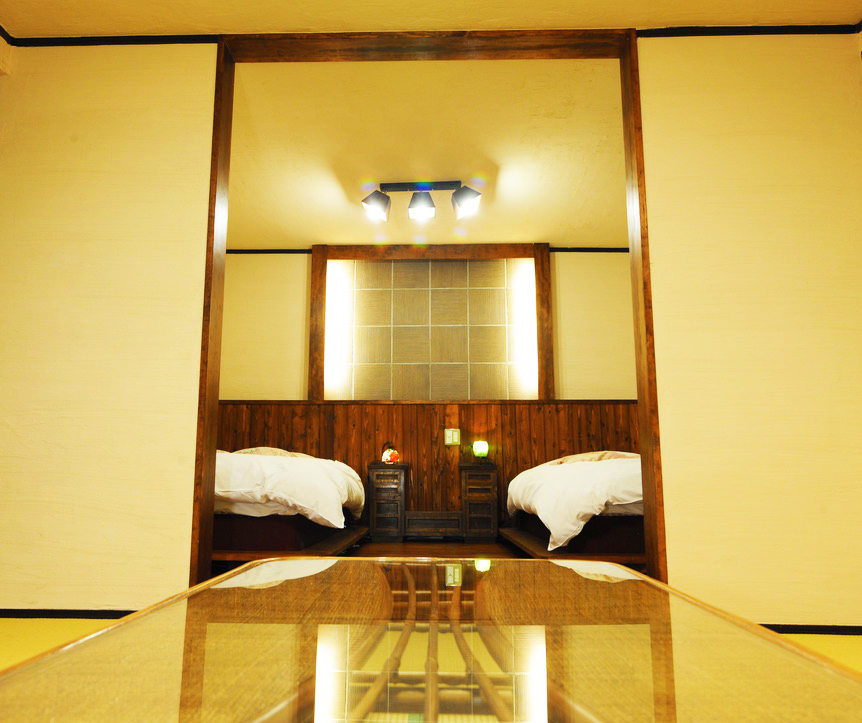 和洋室ツインベット（11m2）+和室8畳間twin bed (11m2) +8 tatami  
