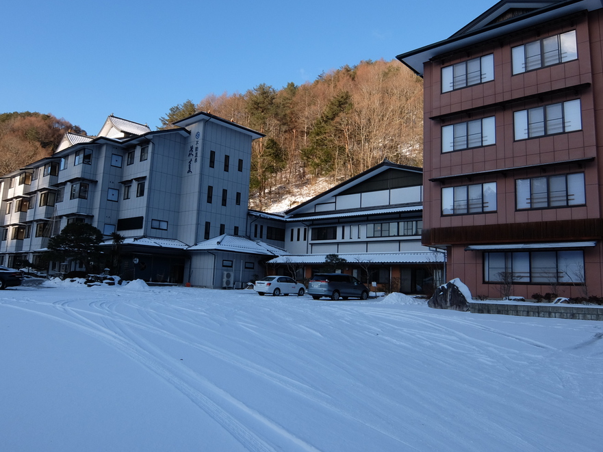 雪景色の駐車場