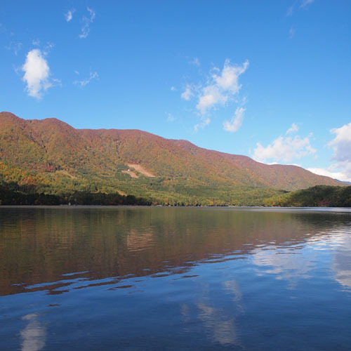 青い空と湖に映える紅葉『青木湖』