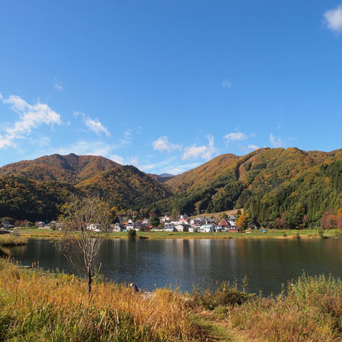 湖に映える紅葉『中綱湖』