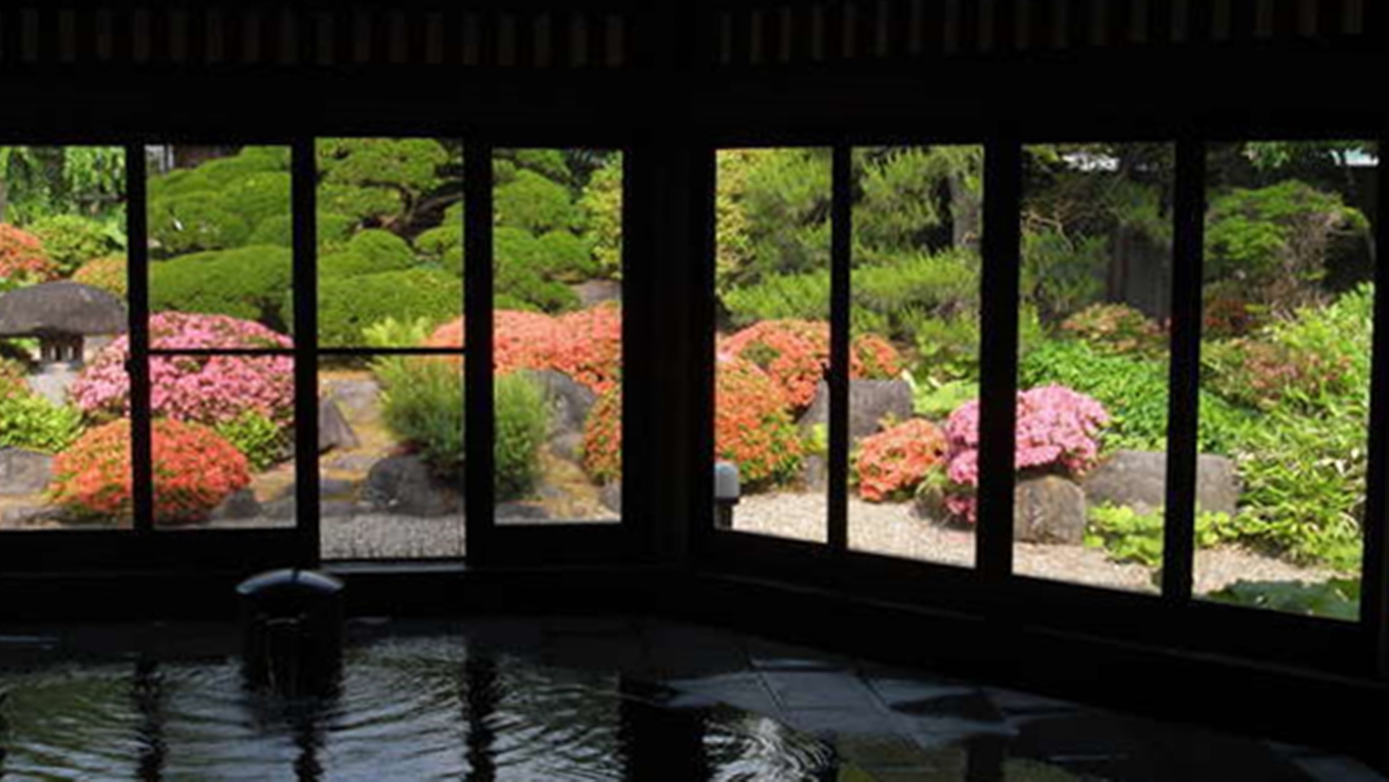 【檜造りの八角堂】やわらかくしっとりした単純泉のお湯。四季折々を映す庭園の眺めも楽しんで