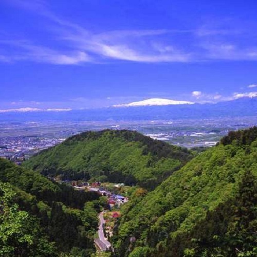 若松観音鐘楼堂から望む月山・朝日連峰。