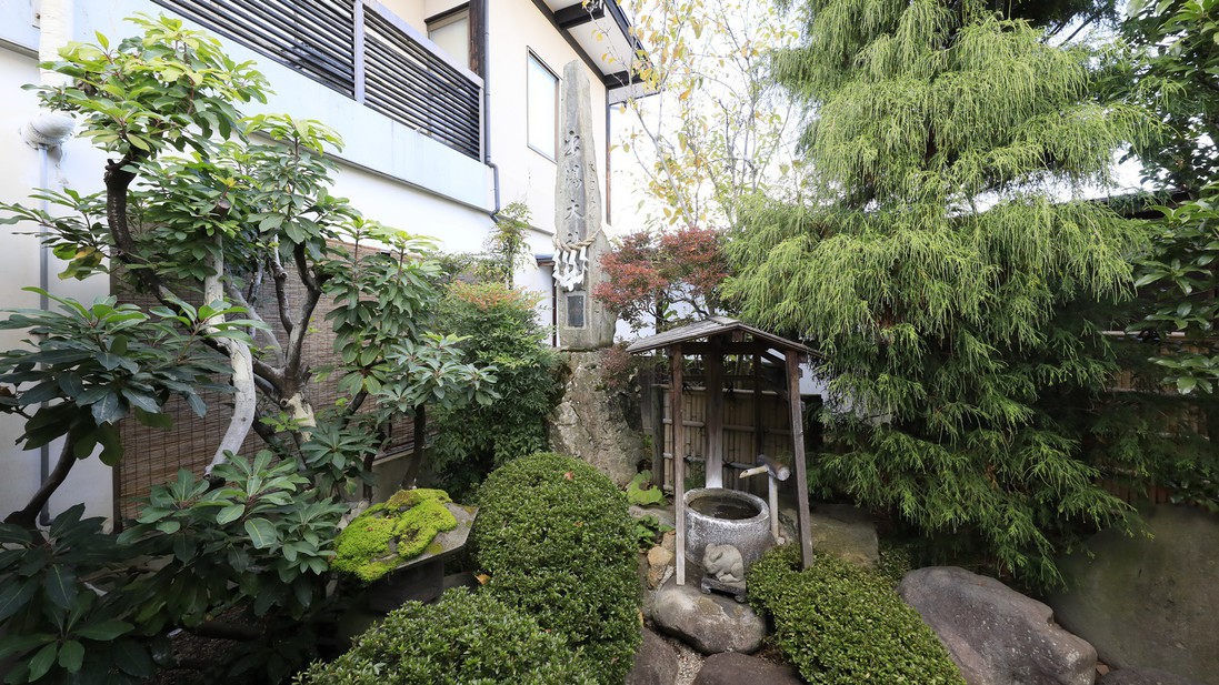 【中庭】松の湯源泉の場所に建立された「出湯神社」