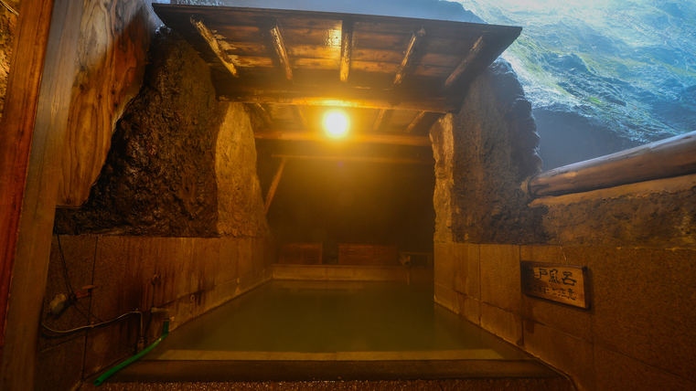 家族風呂屋外岩風呂岩戸の湯洞窟風呂瞑想しながらのデトックス入浴におすすめです。