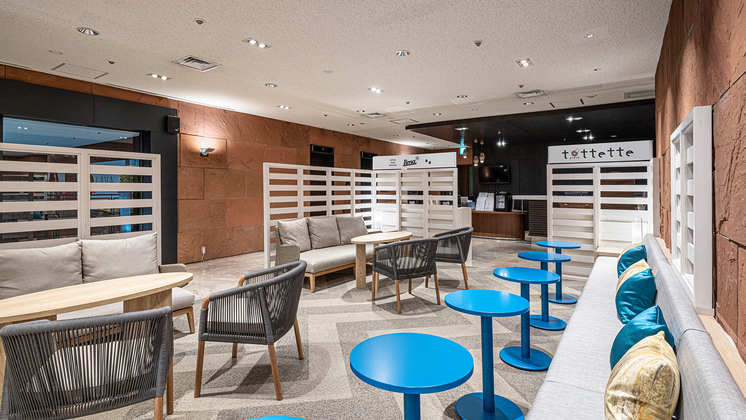 神戸の港の空気を宿した居心地のよい宿泊者専用スペース（the b lounge）