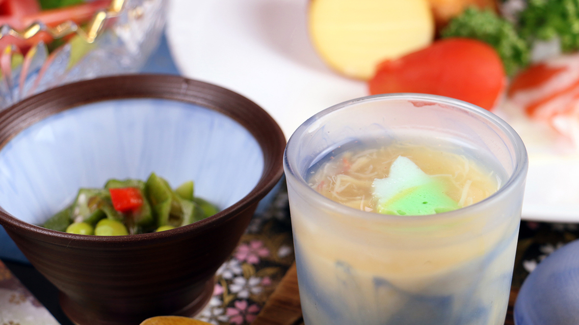 #【コラボ-SUMMER】冷製茶碗蒸しなど、夏ならではの料理が並ぶコラボコース