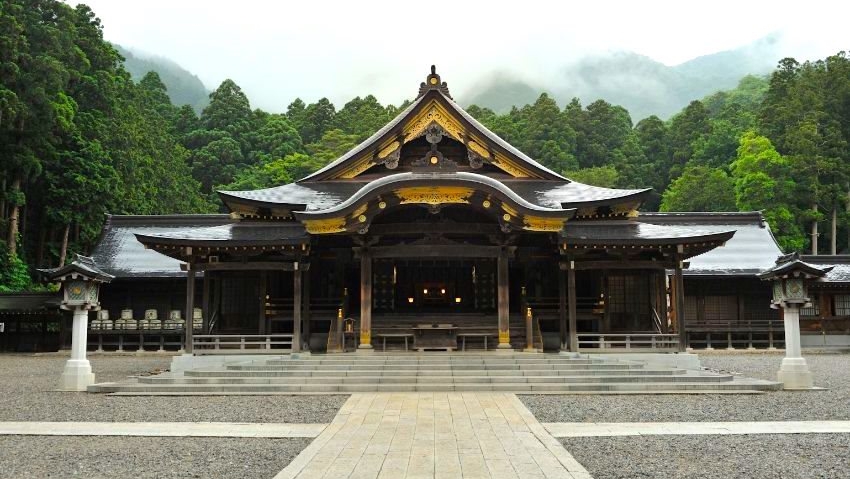 彌彦神社本殿