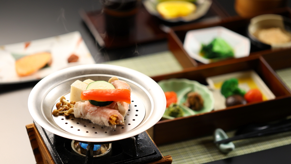 ご朝食｜特製えのき蒲鉾と根菜の温泉蒸し、当館源泉の温泉玉子などの温泉旅館ならではのご朝食