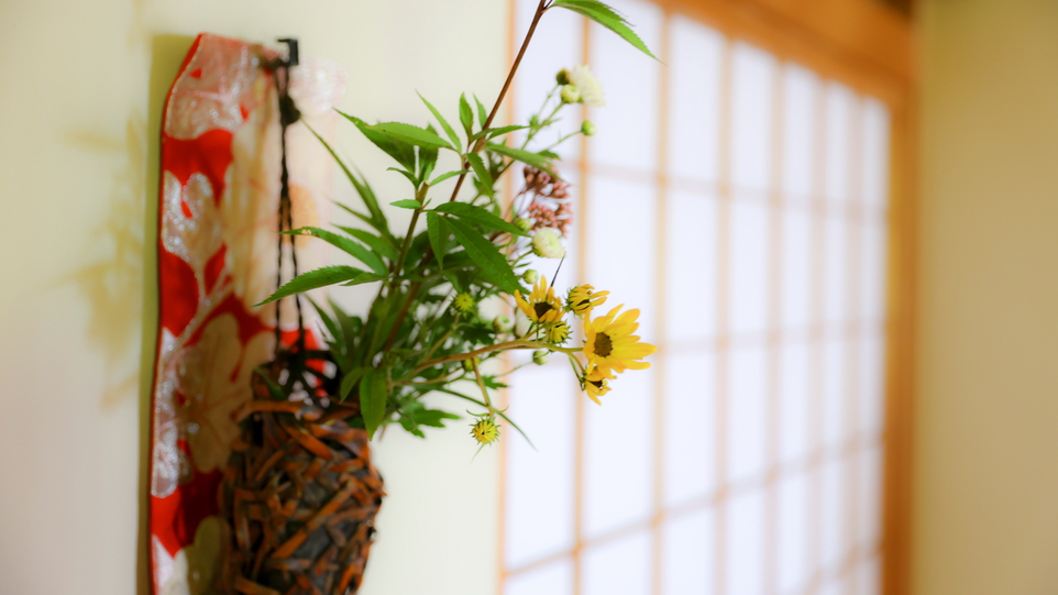 廊下には、季節の花をしつらえて