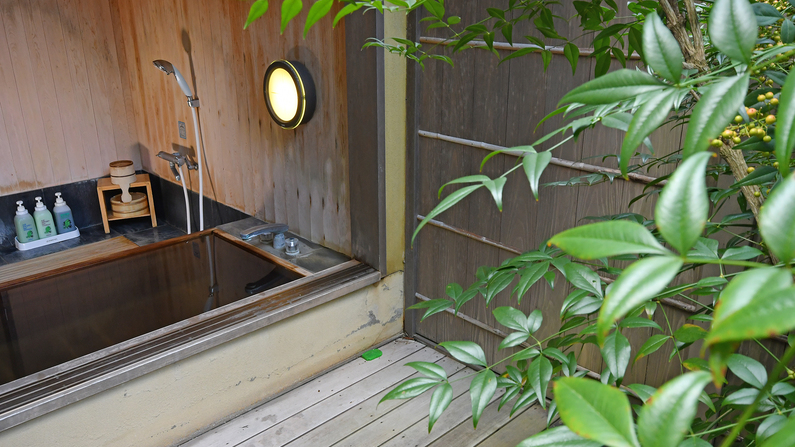 源泉かけ流しの半露天風呂を備え、縁側の自然や豊かな空間をお楽しみいただけます。【翠月/10畳+4畳/