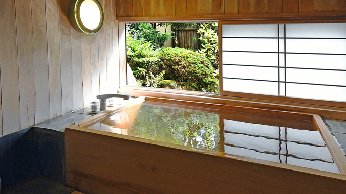 お部屋には源泉かけ流しの木風呂の内湯があります。【翠月/8畳+4畳/菊】