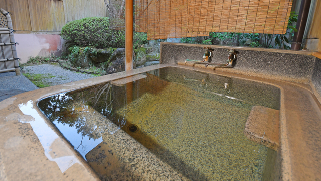 石で出来た重厚な石風呂はとても温もりのあるお風呂です。[山茶亭/楠］
